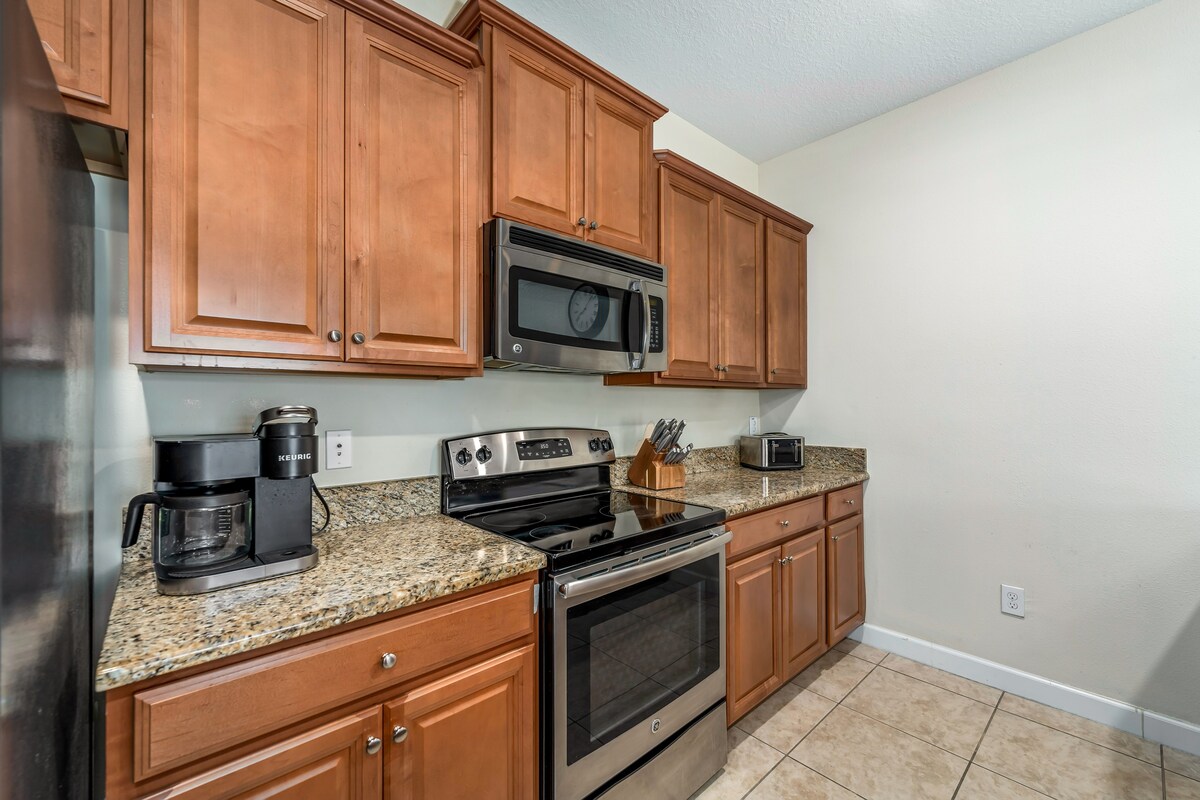 9 min to Disney w/ Pool + Arcade + FREE Waterpark