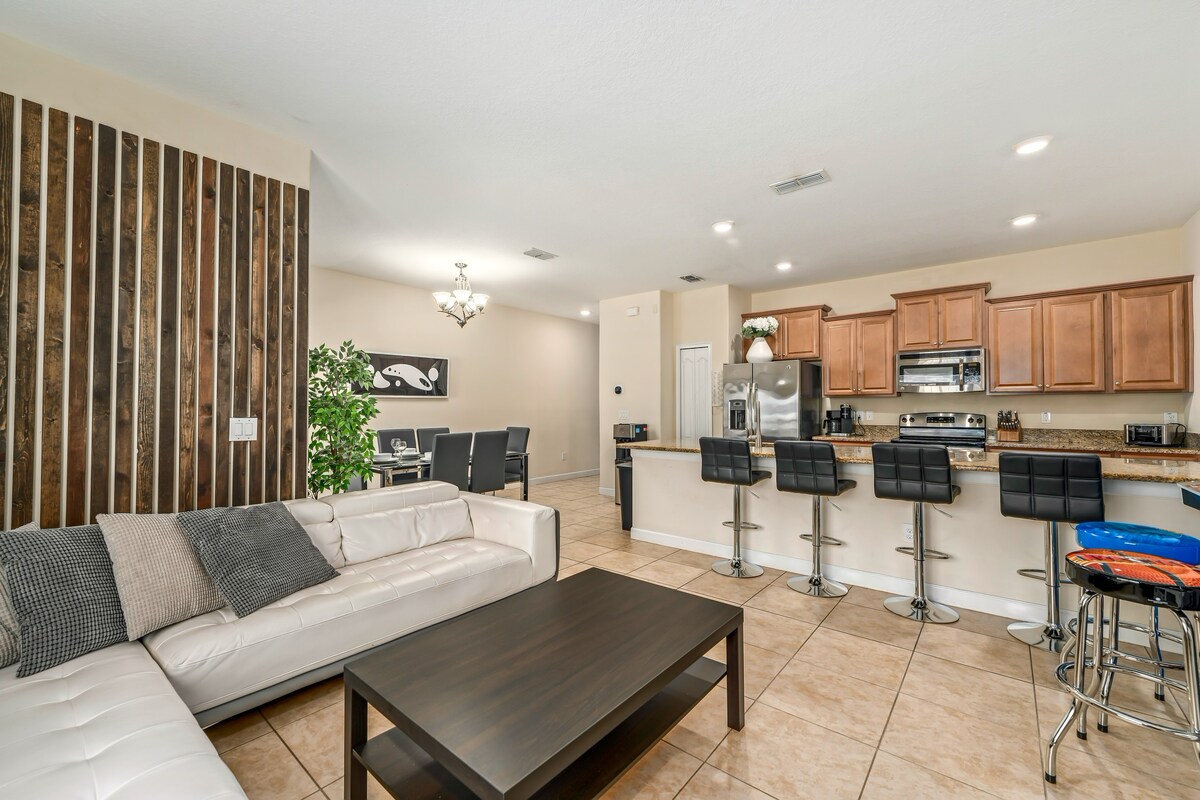 9 min to Disney w/ Pool + Arcade + FREE Waterpark