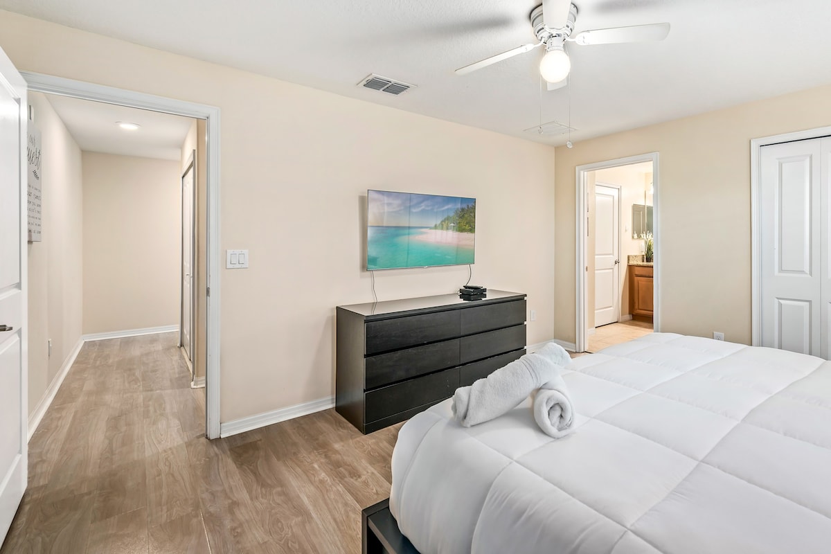 9 min to Disney w/ Pool + Arcade + FREE Waterpark