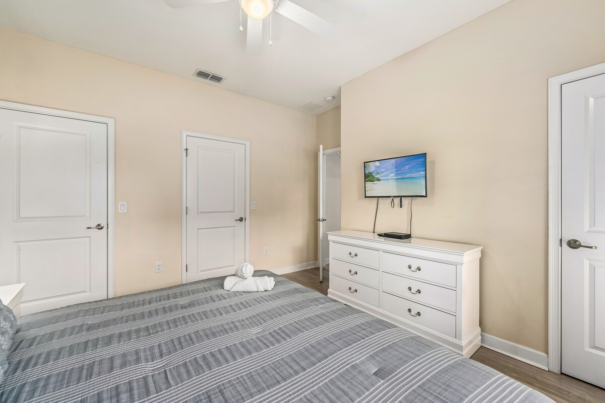 9 min to Disney w/ Pool + Arcade + FREE Waterpark