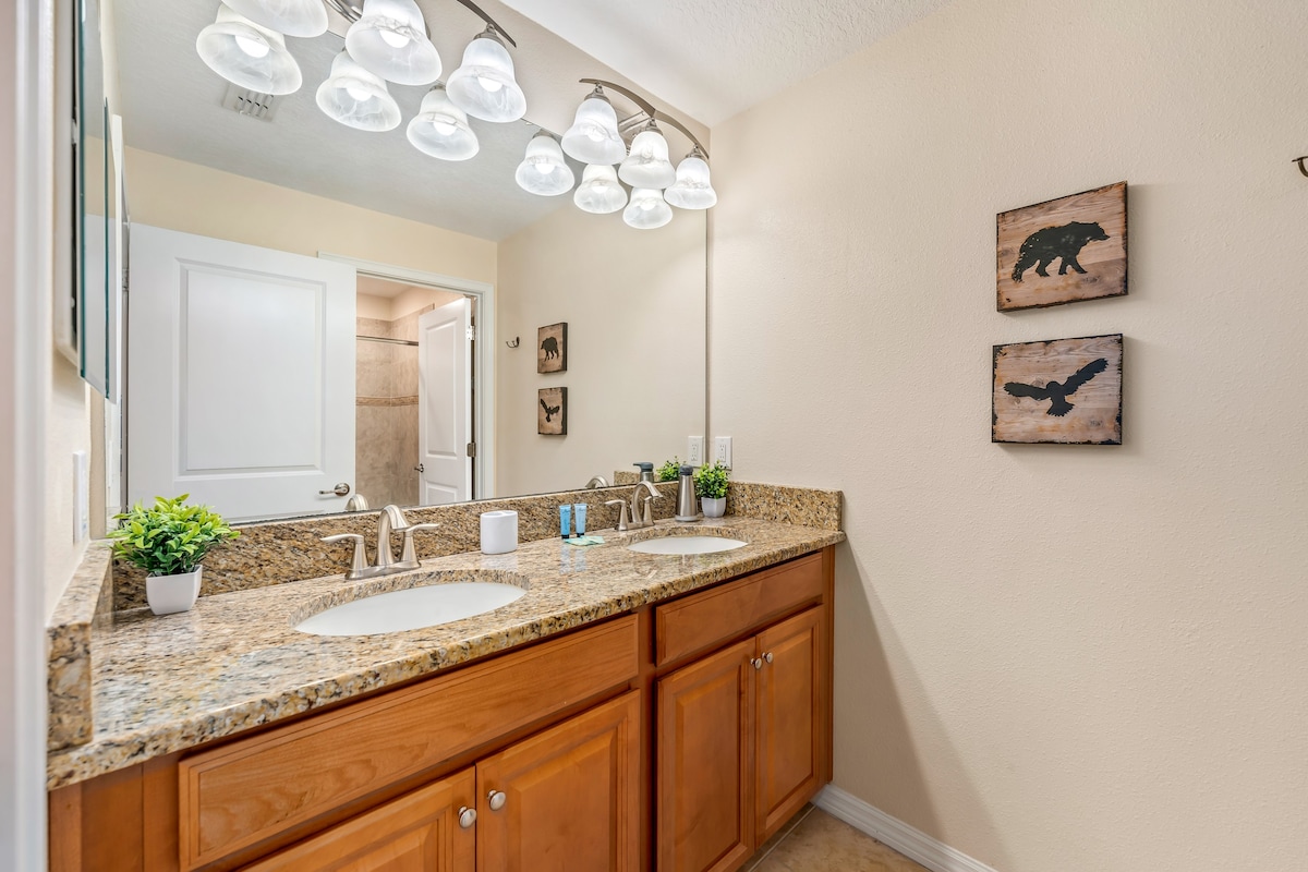 9 min to Disney w/ Pool + Arcade + FREE Waterpark