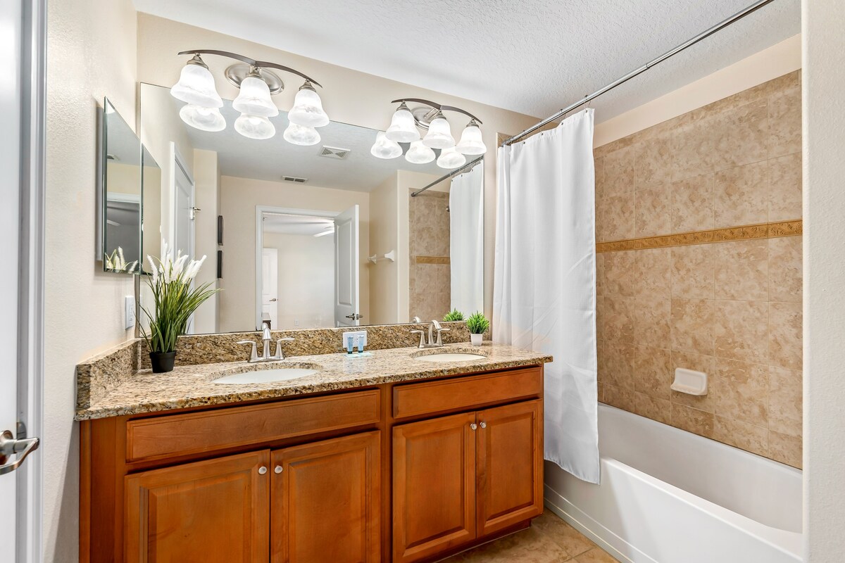 9 min to Disney w/ Pool + Arcade + FREE Waterpark