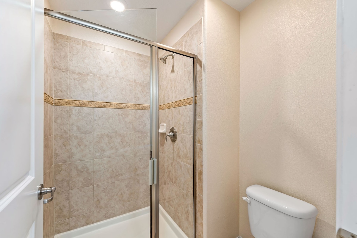 9 min to Disney w/ Pool + Arcade + FREE Waterpark