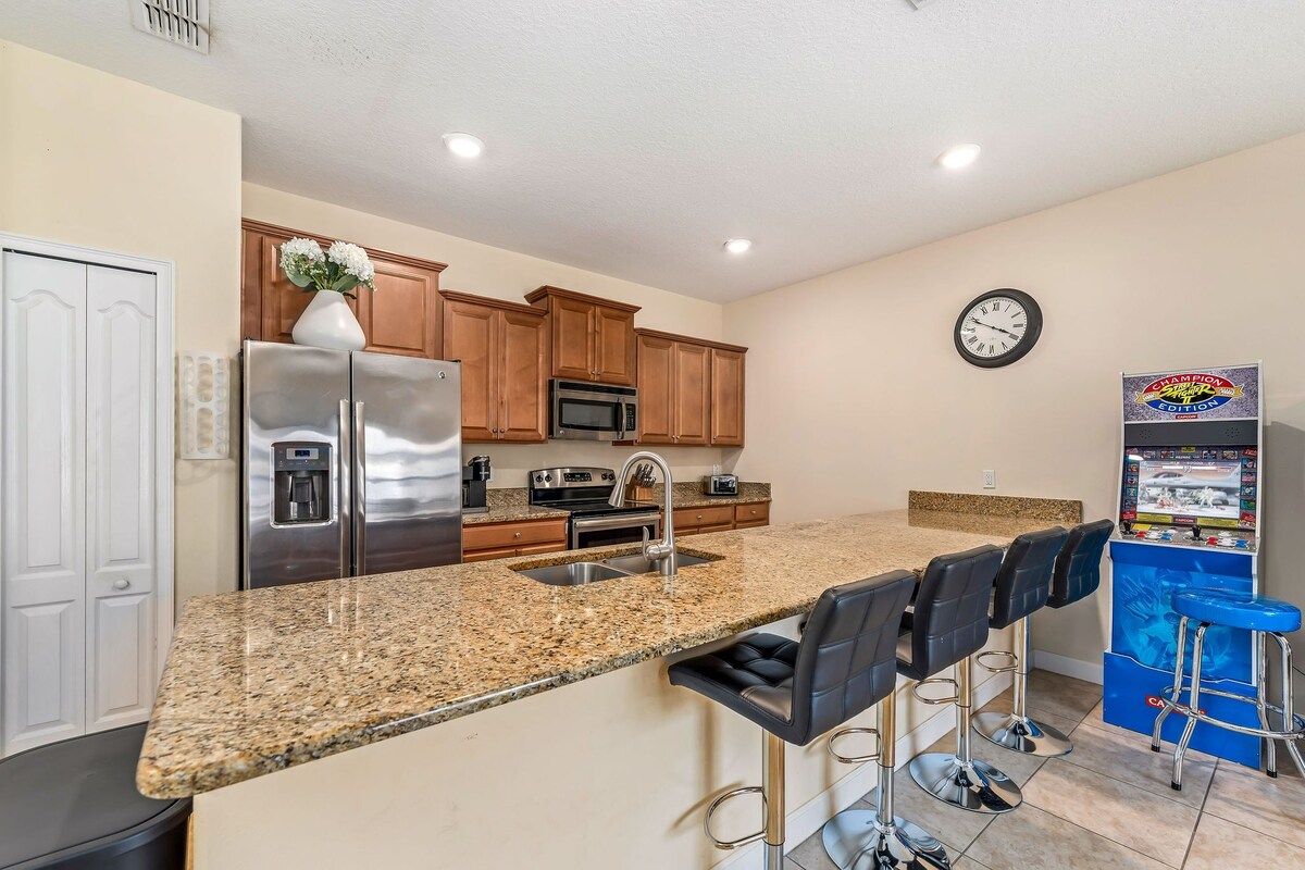 9 min to Disney w/ Pool + Arcade + FREE Waterpark