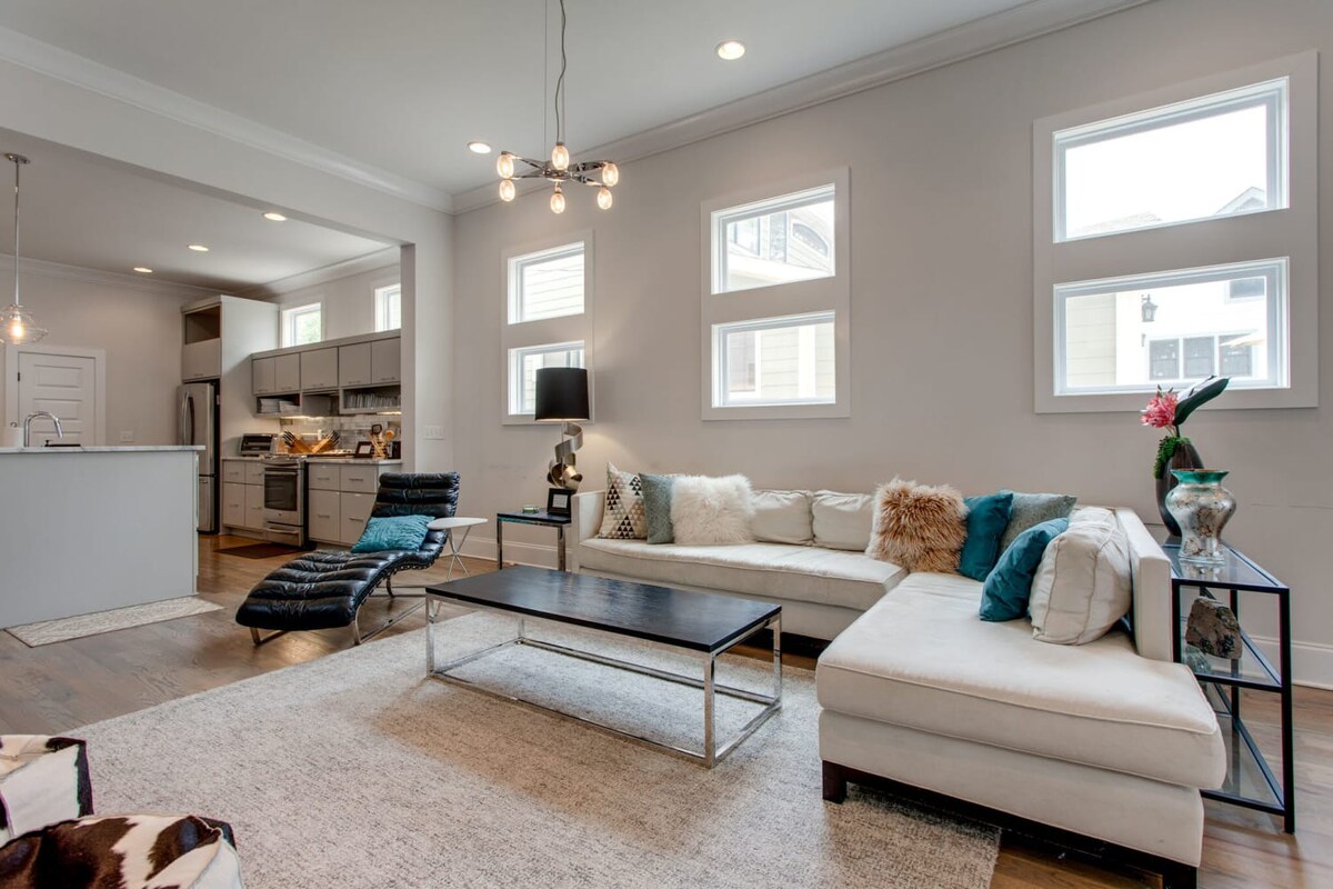 Family Home in 12 South, Mins to Local Favorites, Screened in Porch, Walk to Shopping in 12 South, 10 Minutes to Broadway, Dedicated Parking, Perfect for Families, 24 Hr Hospitality — Nashville, TN — vacation rental