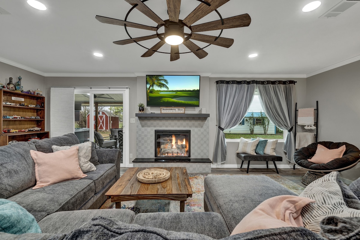 David Earl's Shack - Hot Tub, Fire Pit & Sleeps 8