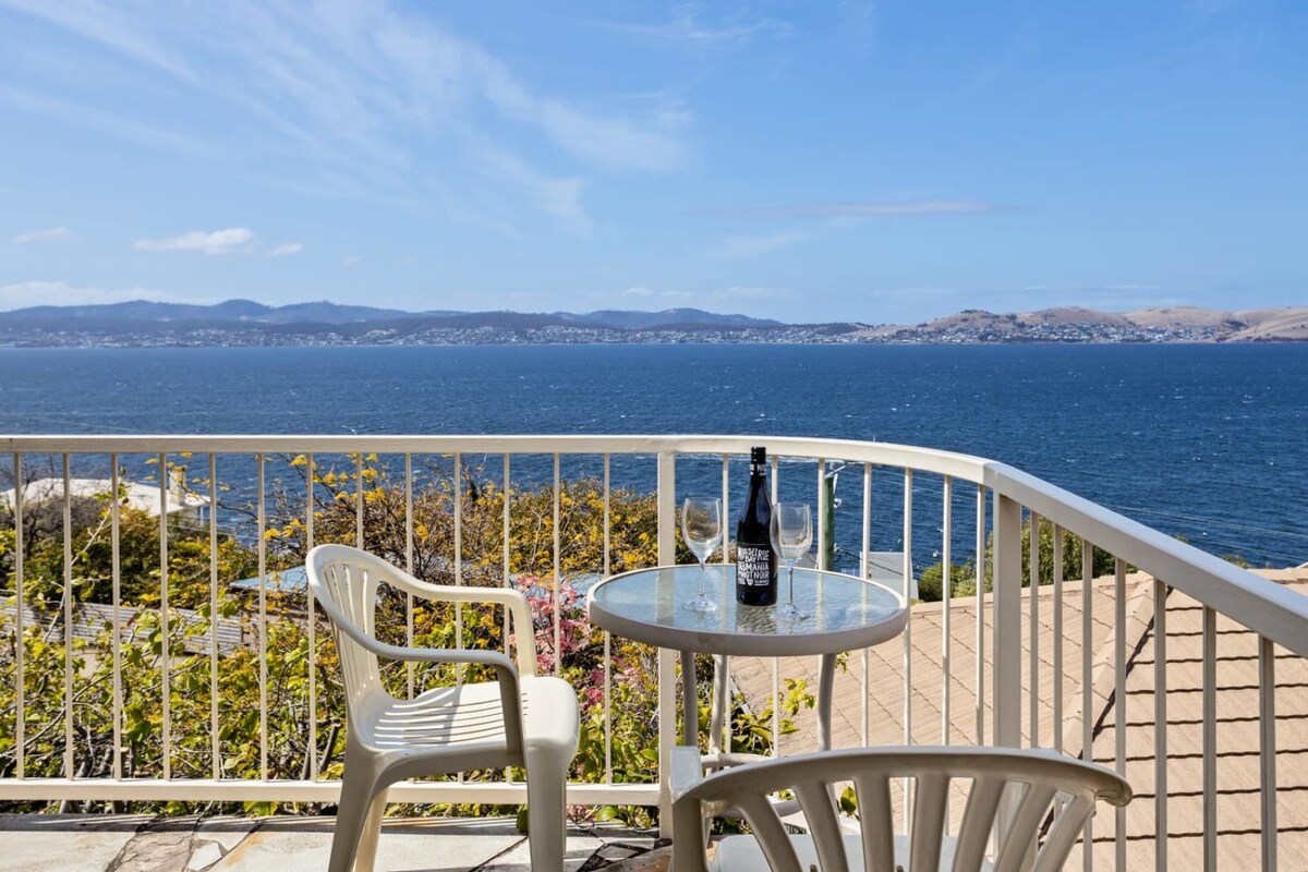 "Seaside Serenity" with views, Sleeps 9, 3 bath. — Sandy Bay, TAS — vacation rental