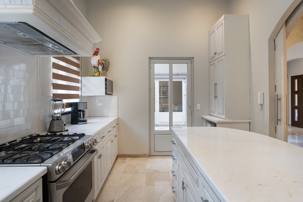 Casa Regina, 3BR Home in Centro w/ Rooftop Jacuzzi 12