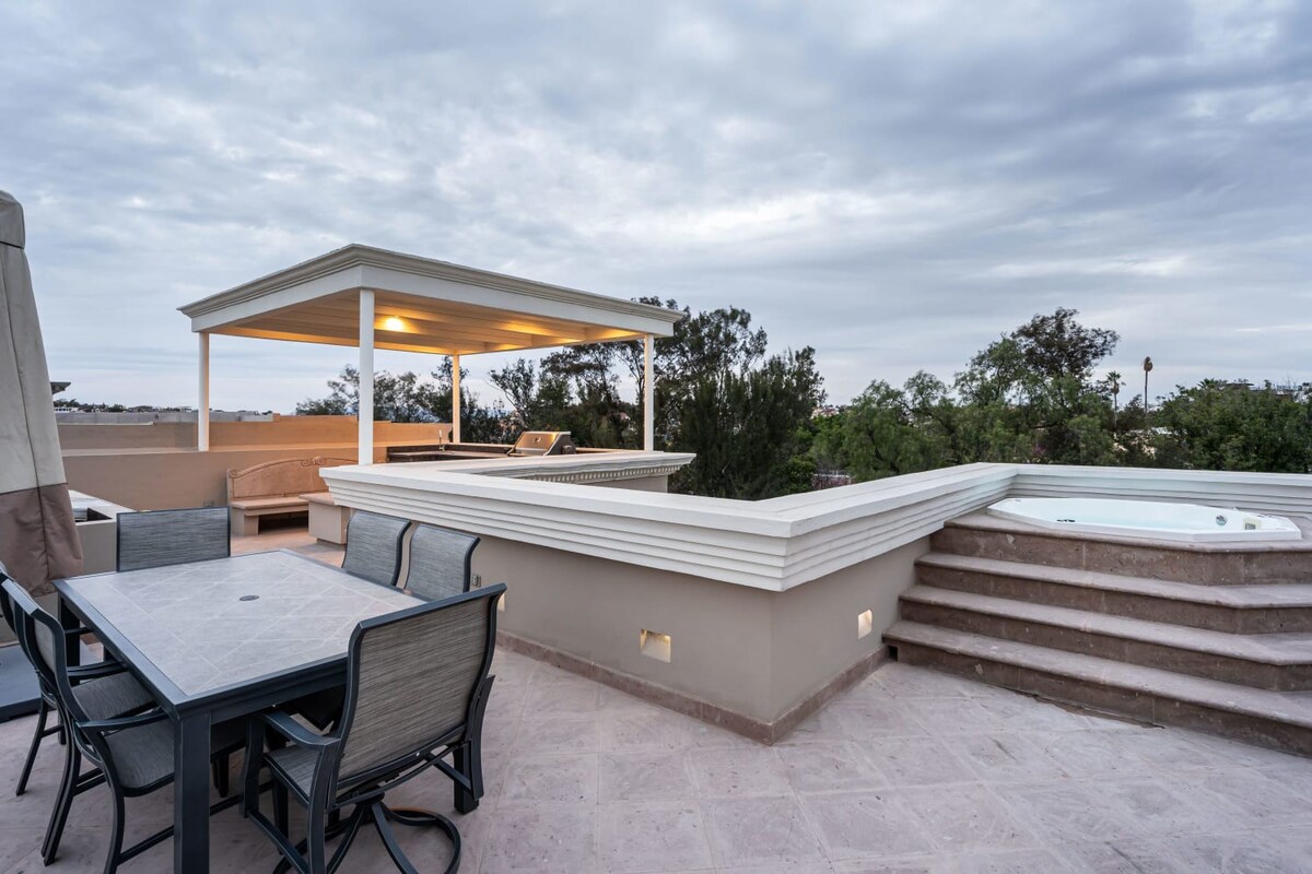 Private rooftop with outdoor dining