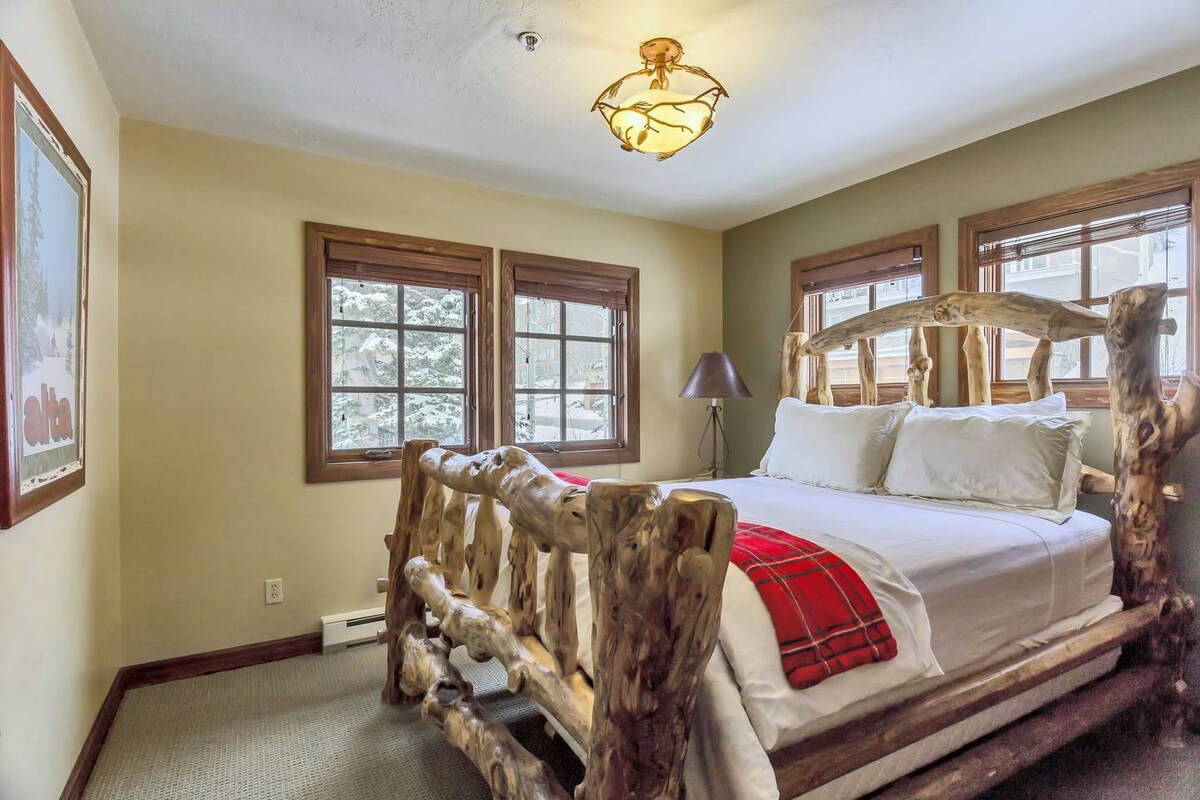 High End Alta Townhouse with Hot Tub photo 11