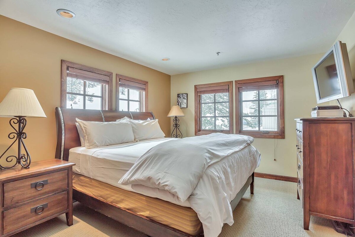 High End Alta Townhouse with Hot Tub photo 13