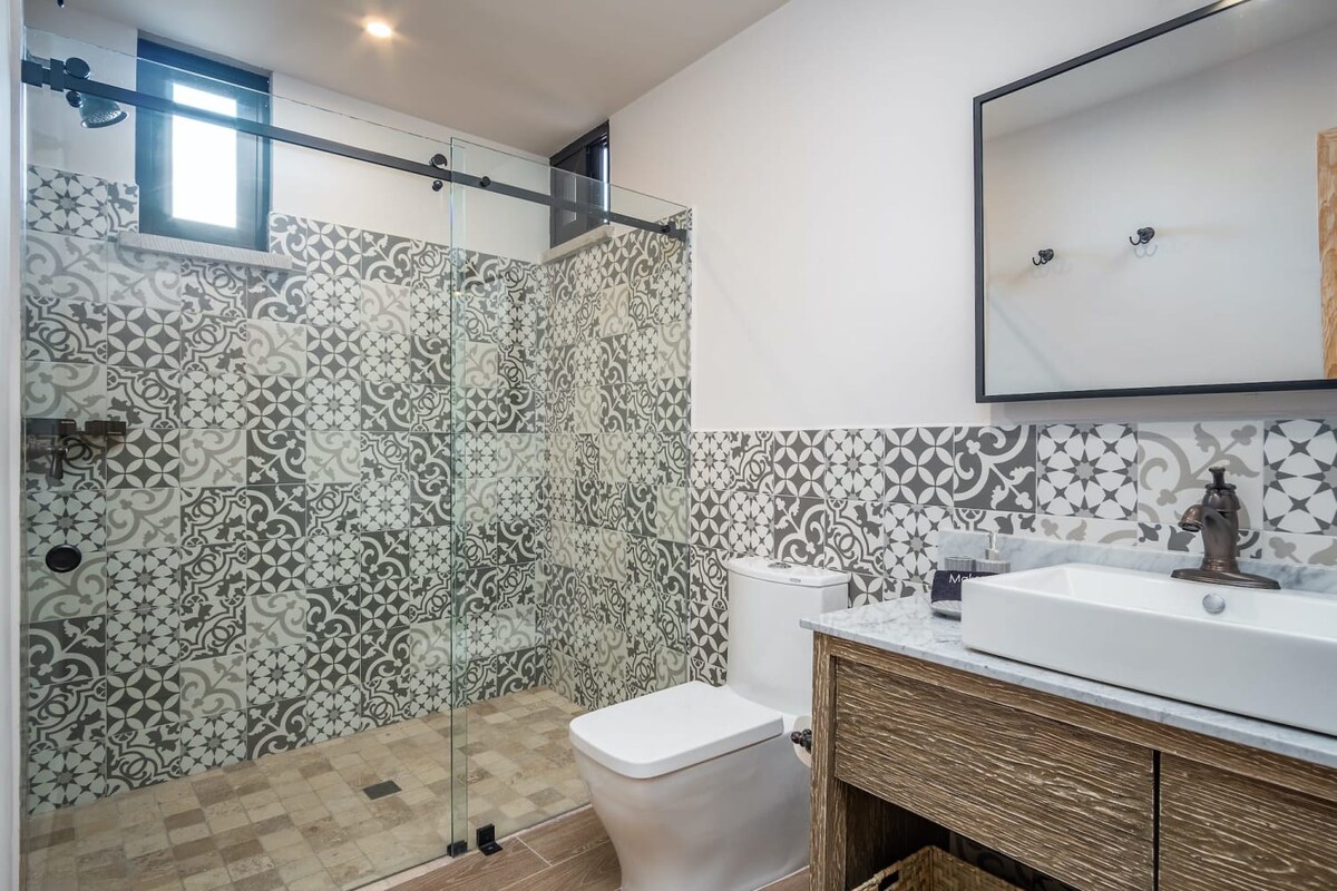 Queen In Room Bathroom