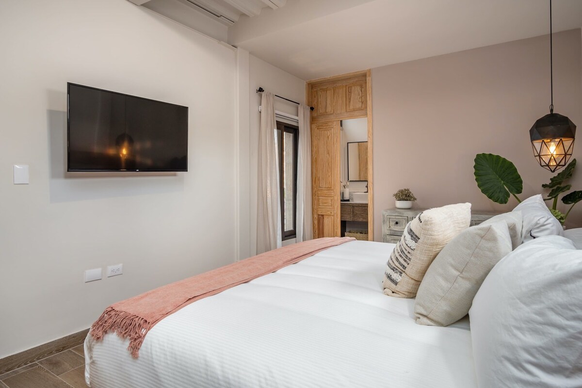 King Bedroom w/ Flatscreen