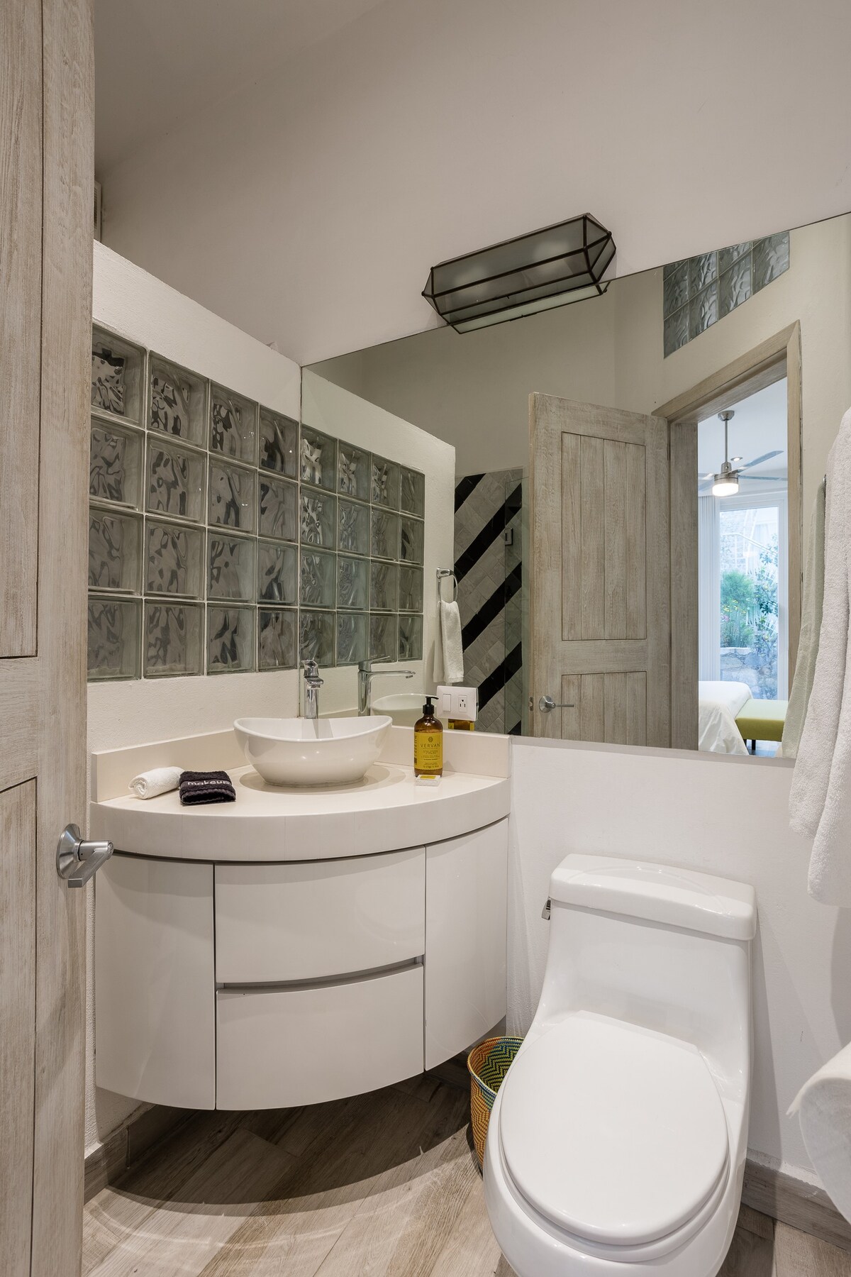 Casita Blanca, 1BR Modern Home w/ AC & Rooftop · photo 14