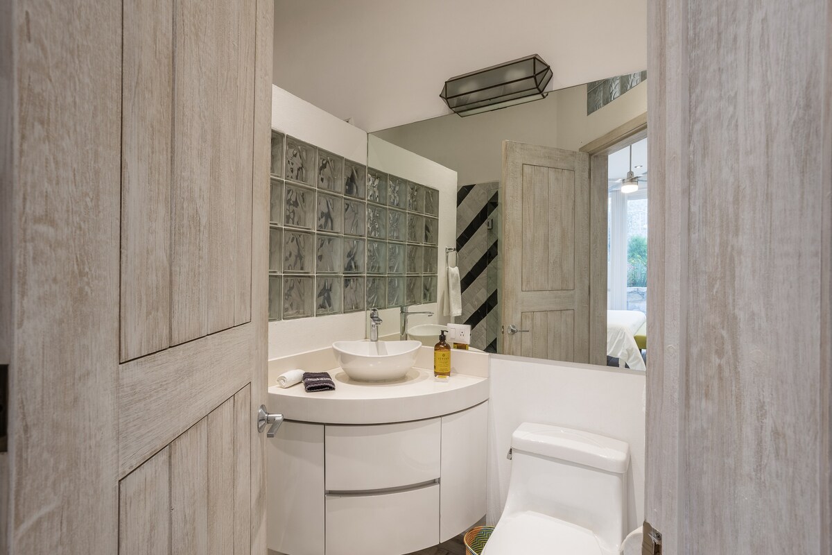 Casita Blanca, 1BR Modern Home w/ AC & Rooftop · photo 16