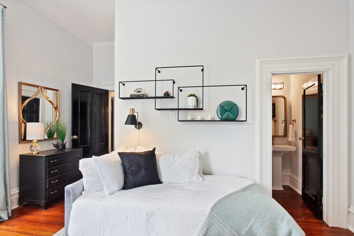 Modern Queen Anne Victorian | Forsyth Park photo 10