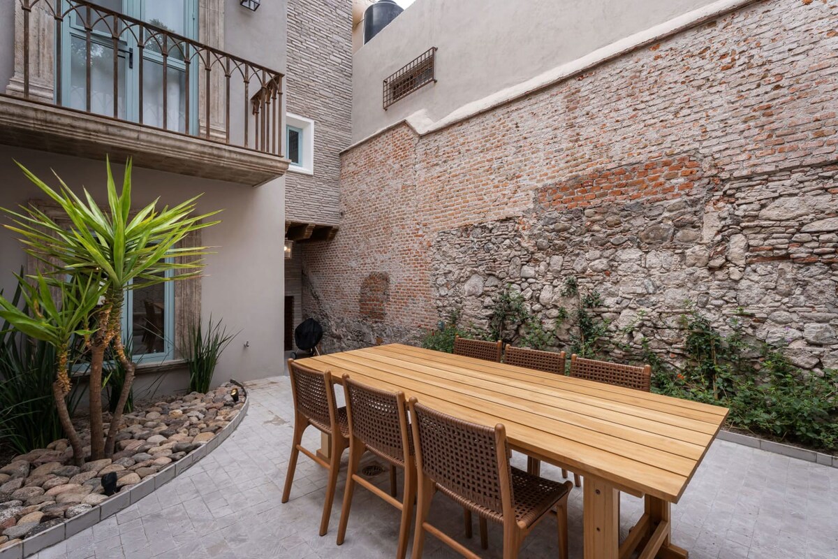 Outdoor dining & patio