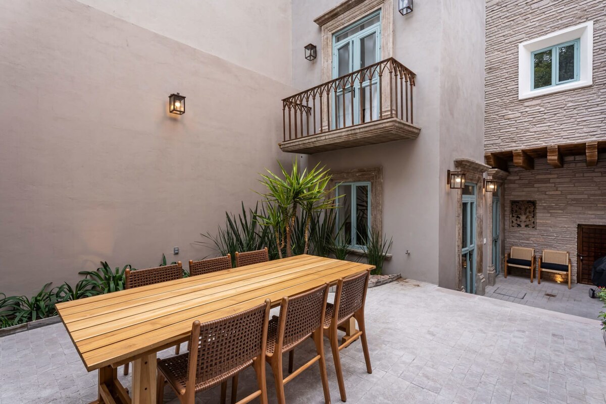 Outdoor dining & patio