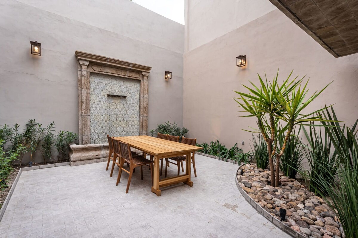 Outdoor dining & patio