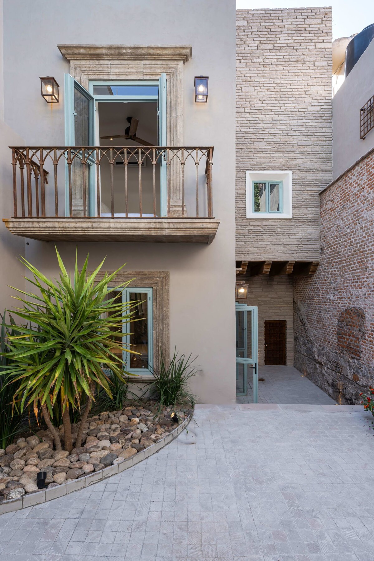 Outdoor dining & patio
