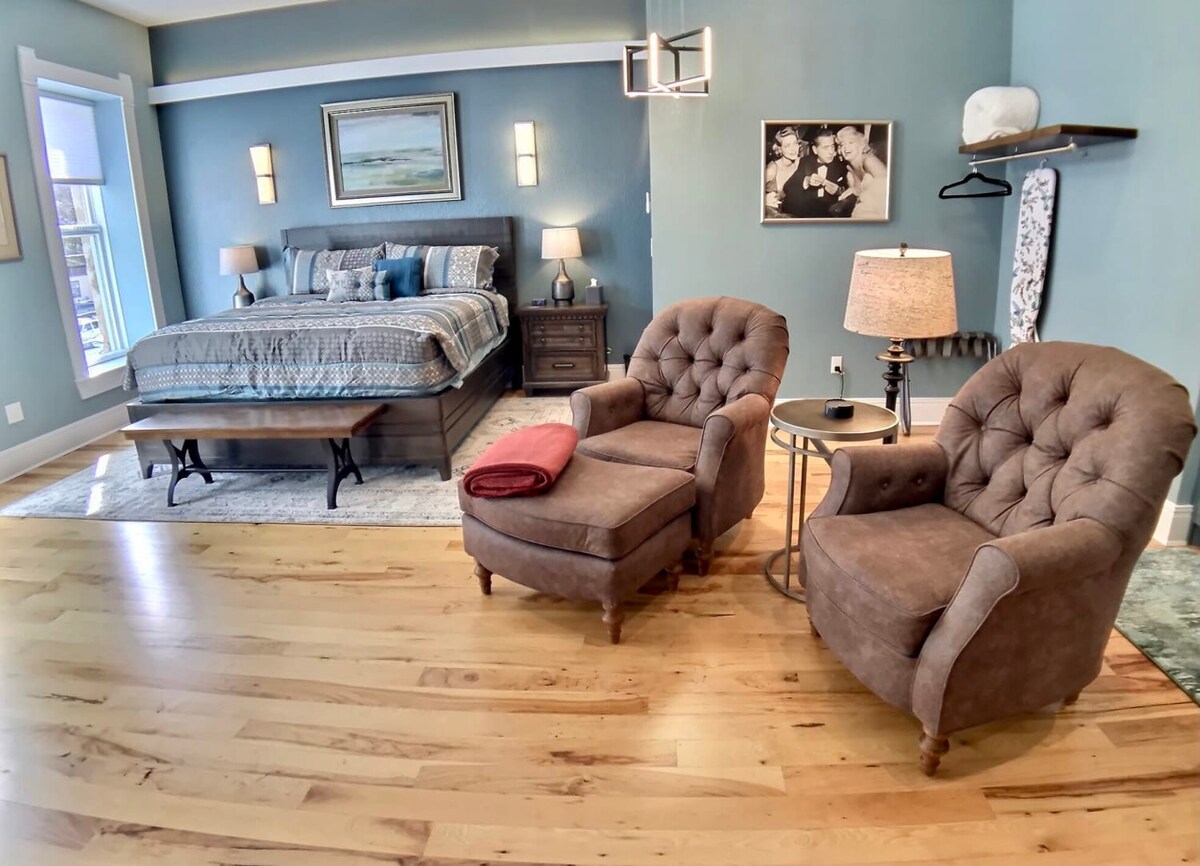 Heart of downtown, Reserved Parking, Spa Shower — Eureka Springs, AR — vacation rental