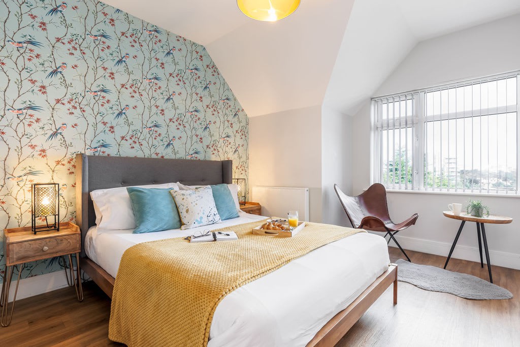 Couples Getaway, Central to Beach & Town. Parking.