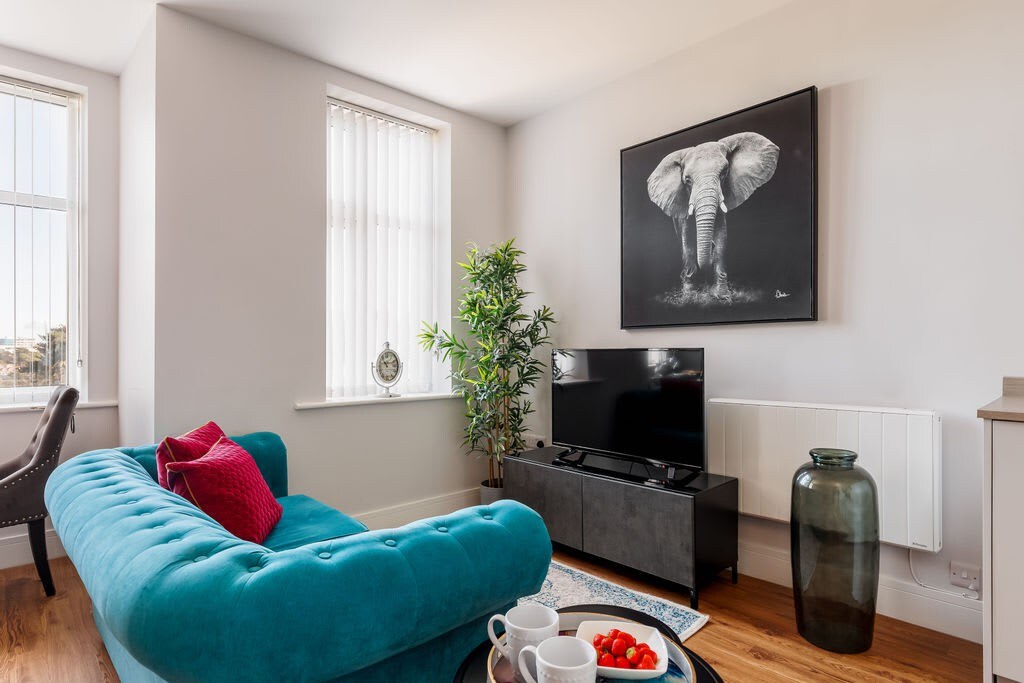 Bright & Beautiful 1-Bed Apt near Beach w/ Parking