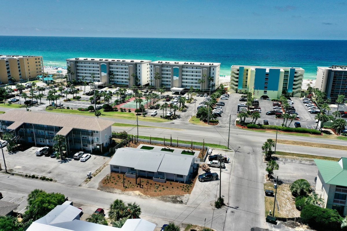 2 BR 2 BA Beach Cottage + Pickleball Fun