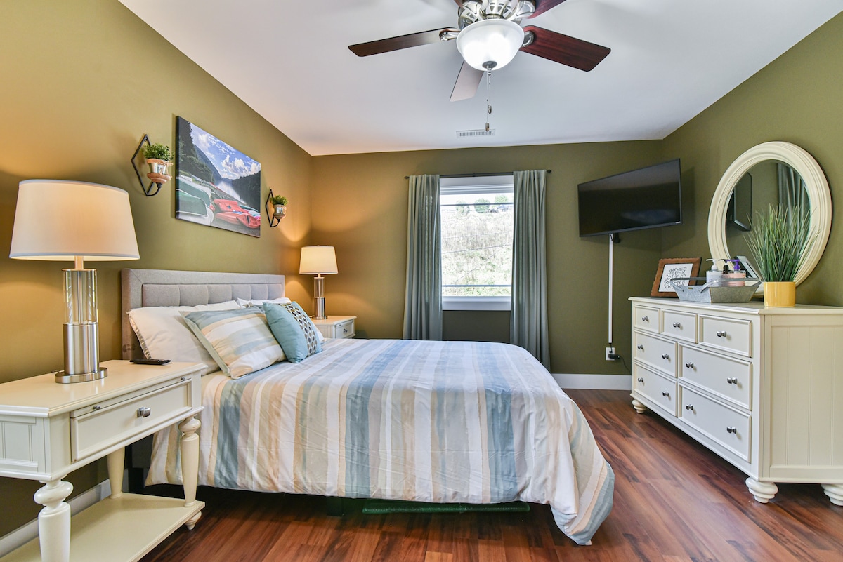 Asheville Delight: Chic Home, Prime Spot, Pets OK — Asheville, NC — vacation rental