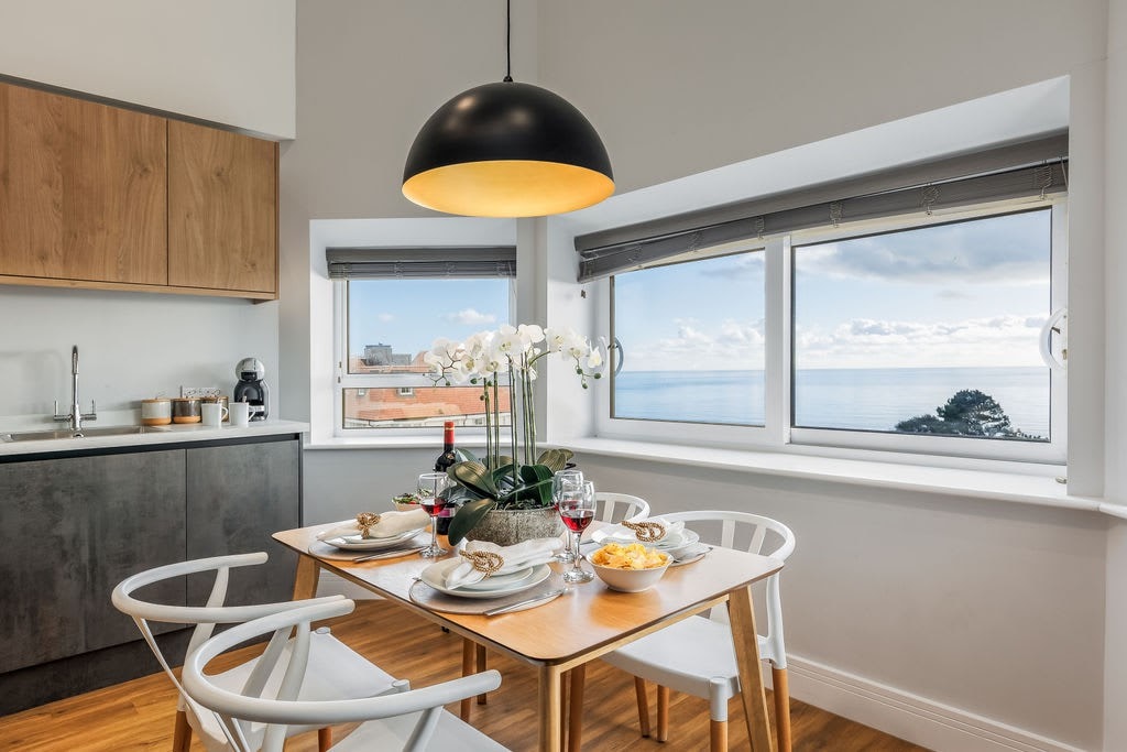 Luxury Penthouse 2-Bed Apt w/ Sea View, Gym & PKG