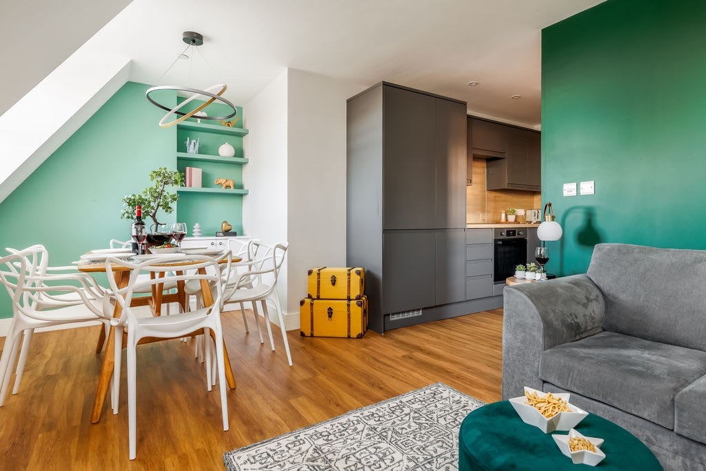 Wholesome Family 3-Bed, 2-Bath Apt; Free Gym & PKG