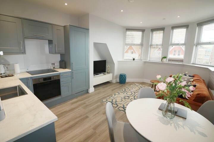 Sea View 2-Bed Family Apt w/ Free Gym & Parking