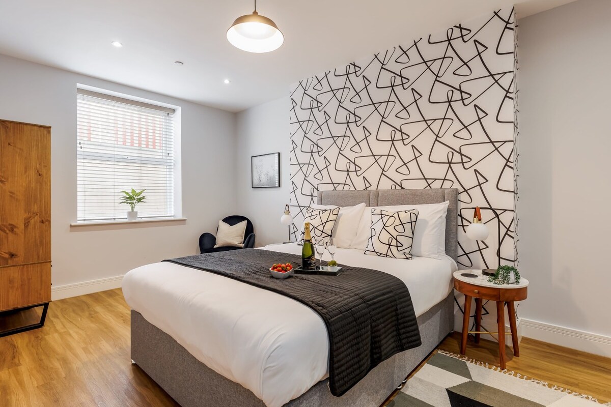 Stunning & Spacious 1-Bed Apt w/ Free Gym & PKG