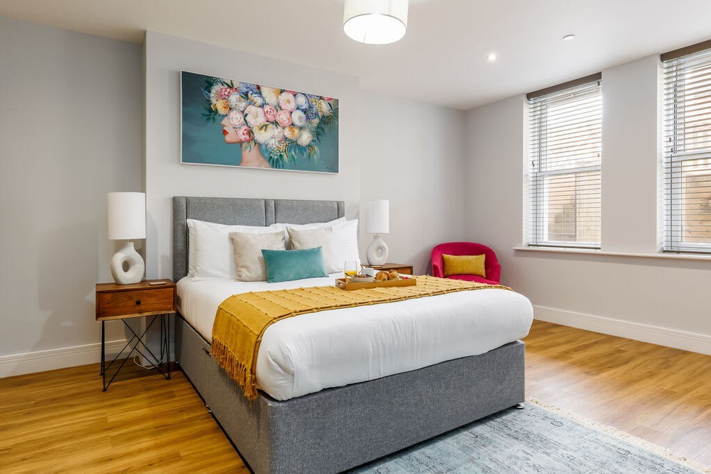 Spacious Garden, 2-Bed Apt w/ Free Gym & Parking
