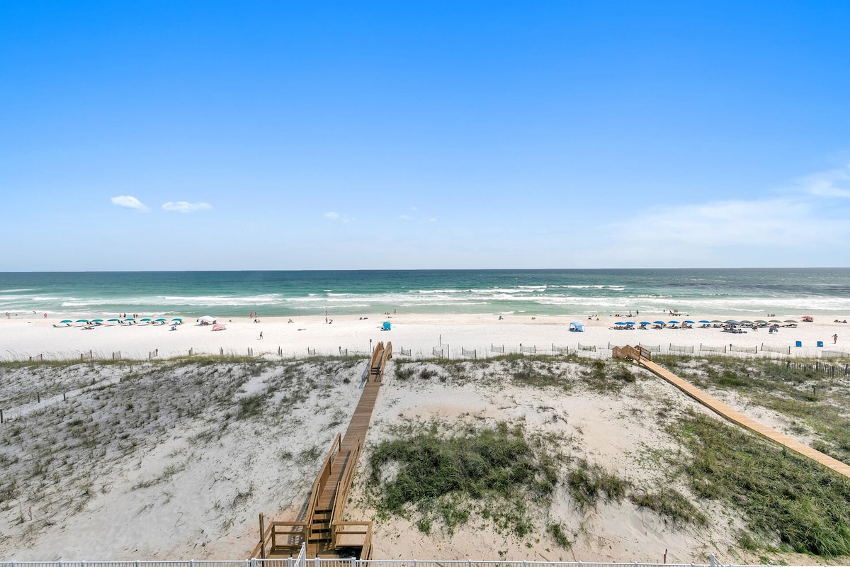 Gulf Front 8 BR 6 BA + Pool & Hot Tub + Pickleball Fun