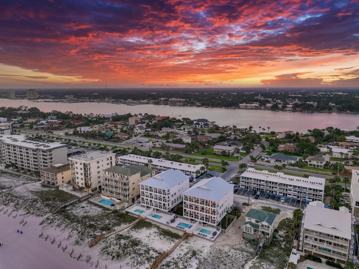 Beach Front 8 BR 6 BA Pool & Hot Tub + Pickleball Fun