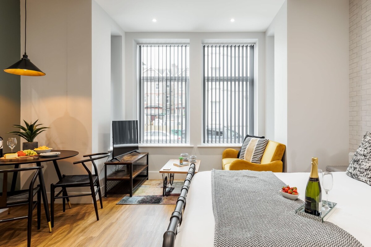 NEW! Superb Studio Apt w/ Free Parking & WiFi