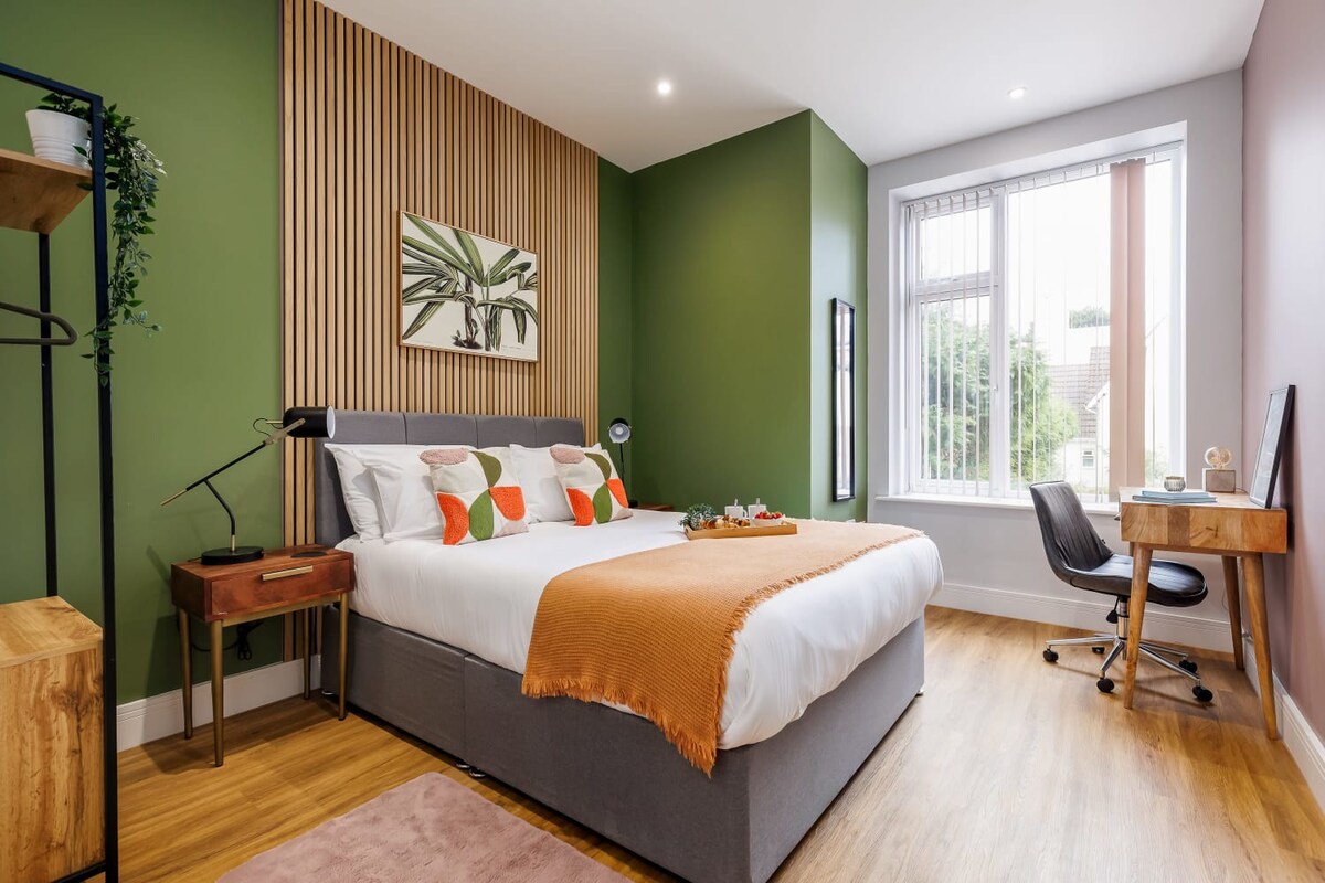 Cosy & Colourful 1-bed Apt w/ Free Parking & Wi-Fi