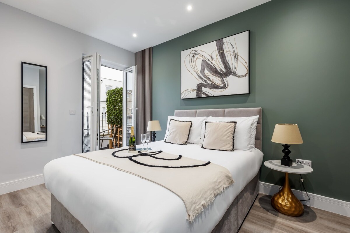 Elegant 1-bed Apt w/ Balcony, Free Parking & Wi-Fi