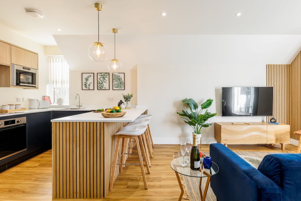 Homely Penthouse w/ Balcony, Free Parking & Wi-Fi