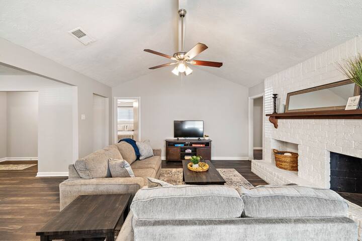4BR Modern Houston Home w/ Huge Fenced Yard & Pat