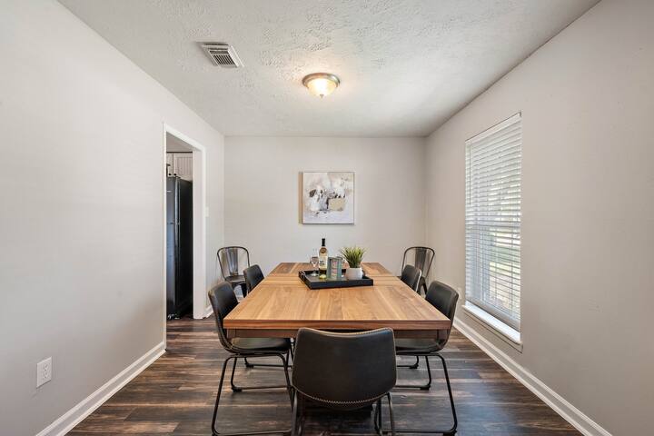 4BR Modern Houston Home w/ Huge Fenced Yard & Pat