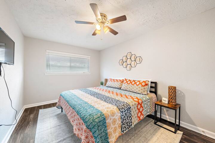 4BR Modern Houston Home w/ Huge Fenced Yard & Pat
