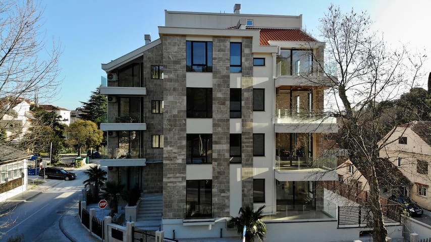 Park Residence 7 - 1 br & Parking at Tivat Center