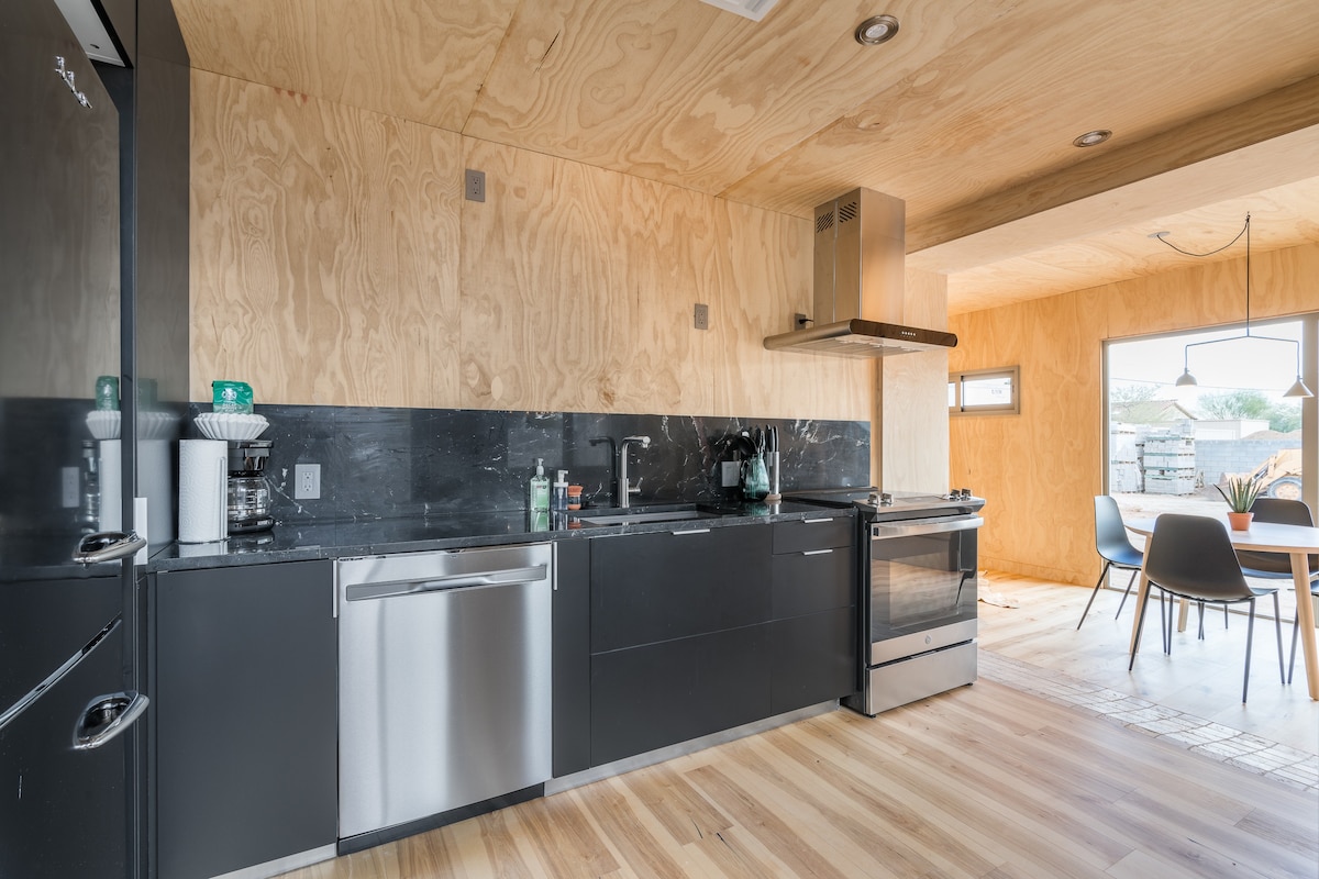 Modern Poolside Retreat- Mini Golf, Fire Pit +MORE