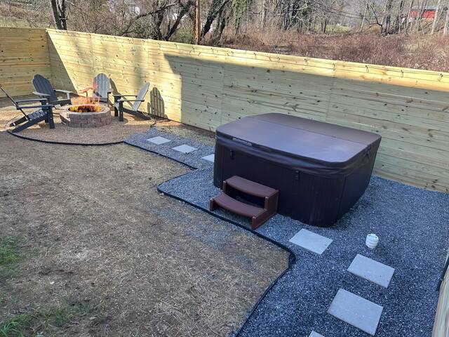 East Asheville, 2 bedroom, hot tub & firepit