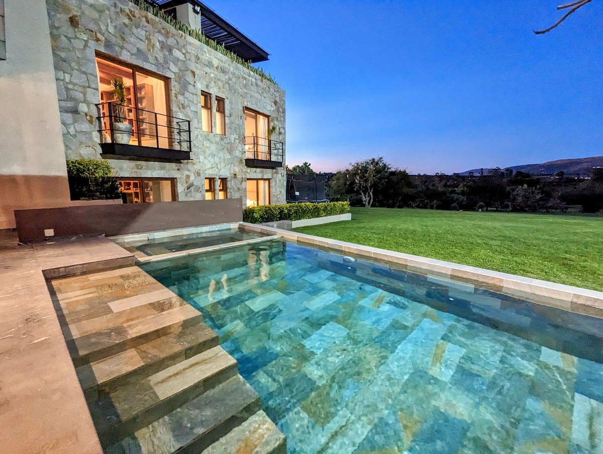 Casa Capricho 5BR Villa in Ventanas Golf Community