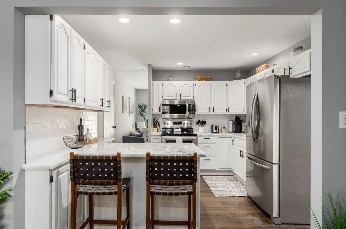 Suburban oasis perfect for families & groups