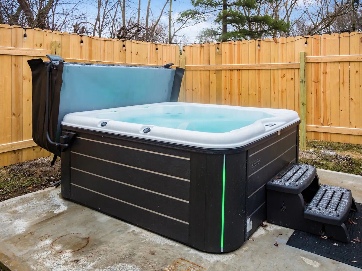 Suburban oasis perfect for families & groups
