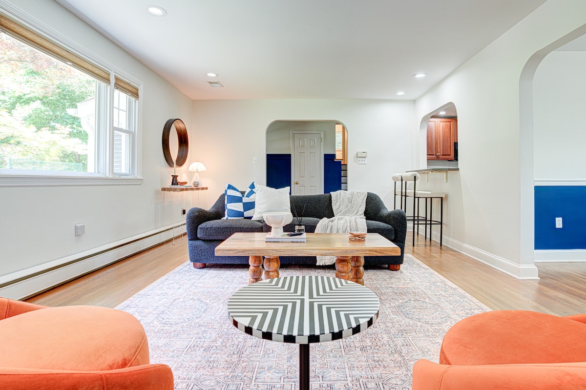 Spacious House | Berwyn | Patio | Hosted StayRafa